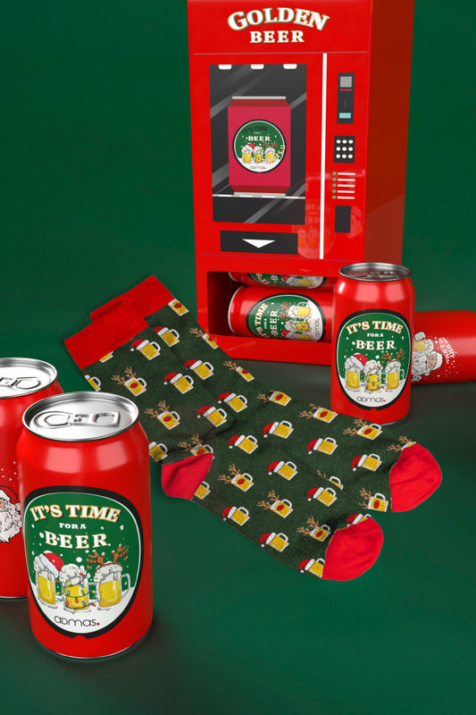 Calcetín combinado verde y rojo con jarras de cervezas