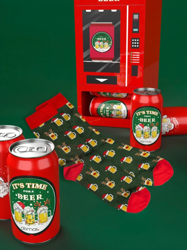 Calcetín combinado verde y rojo con jarras de cervezas